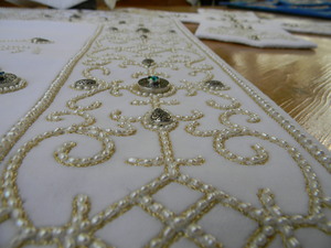 Белый шитье жемчугом с серебрянными дробницами